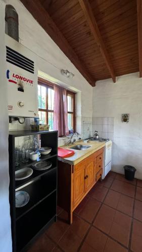 virtuve, Casa cercana a plaza de Villa de las Rosas con patio y asador in Villa Las Rosas