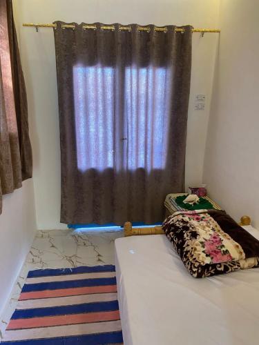 Deluxe Single Room with Balcony image 4