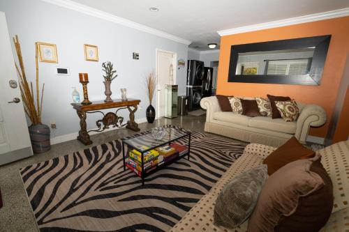 3 Min from Beach, with Hot tub and Backyard Oasis! in Boynton Beach, USA