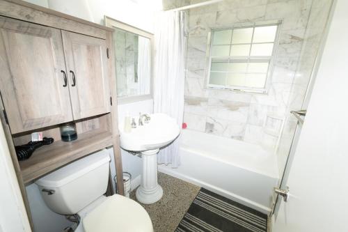3 Min from Beach, with Hot tub and Backyard Oasis! in Boynton Beach, USA