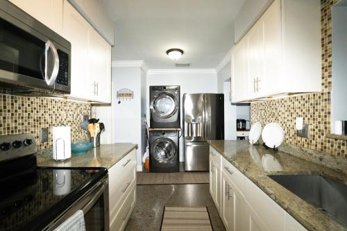 3 Min from Beach, with Hot tub and Backyard Oasis! in Boynton Beach, USA