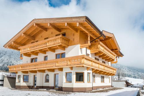 Apartment with Mountain View