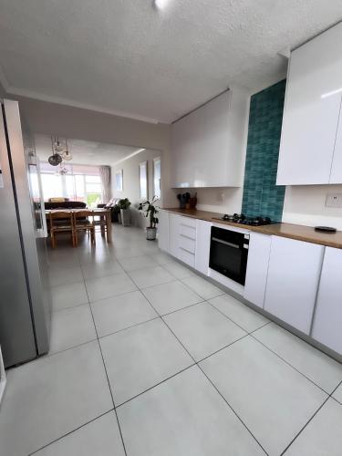 Kitchen, Bayview Seafront Apartment in Gonubie