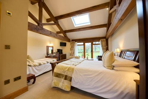 1 king bed, 1 twin bed