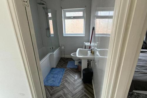 Hartlepool - 2 bedroom - near seaside - Sleeps 5 Hartlepool - 2 bedroom - near seaside - Sleeps 5