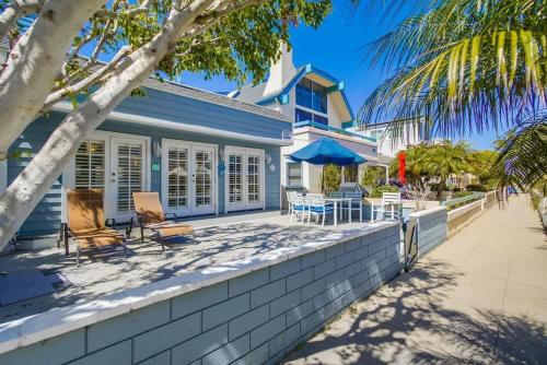 Luxury summer house feet from bay & ocean patios