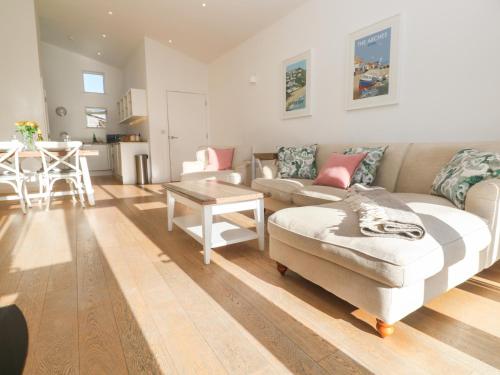 Una, Lodge 77, St Ives (photo 6)