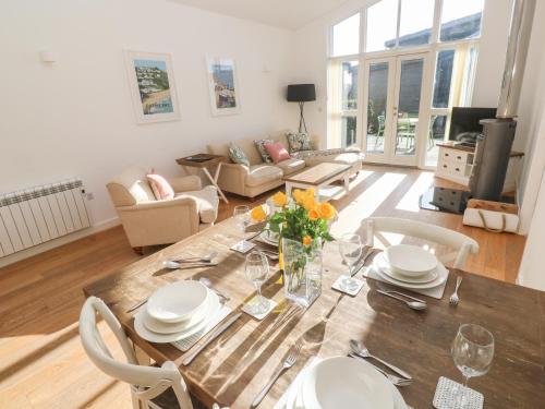 Una, Lodge 77, St Ives (photo 9)