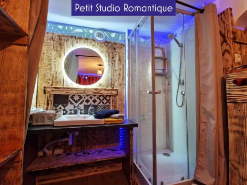 ห้องน้ำ, Appartements Studio et Japan Room - Proche Disneyland Paris in เครซี-ลา-ชาเปล