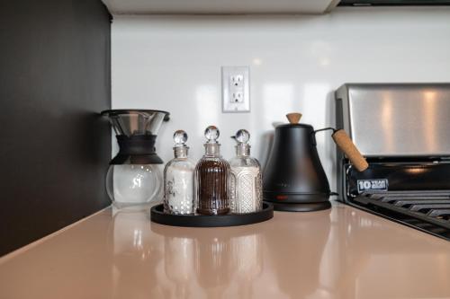 Cozy 1 King BR, Gym, Free Parking, 8mins Train