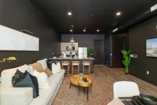 Cozy 1 King BR, Gym, Free Parking, 8mins Train