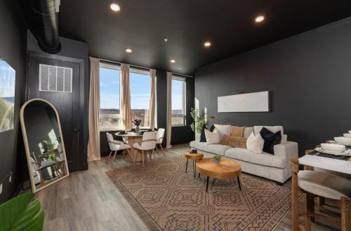 Cozy 1 King BR, Gym, Free Parking, 8mins Train