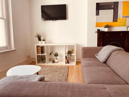 Iconic Location 3 Bed 2 Bath Flat near Regents Park