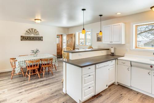 Patio and Mountain Views Farmhouse in Mancos! in เมซาเวอร์เด(CO)