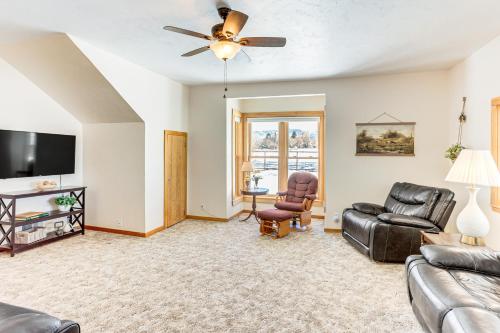 Patio and Mountain Views Farmhouse in Mancos! in เมซาเวอร์เด(CO)