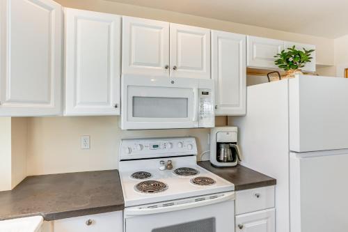 Patio and Mountain Views Farmhouse in Mancos! in เมซาเวอร์เด(CO)