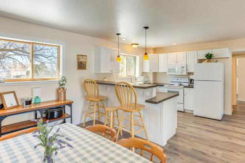 Patio and Mountain Views Farmhouse in Mancos! in เมซาเวอร์เด(CO)