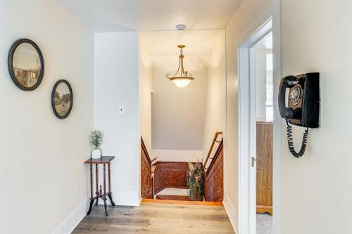 Patio and Mountain Views Farmhouse in Mancos! in เมซาเวอร์เด(CO)