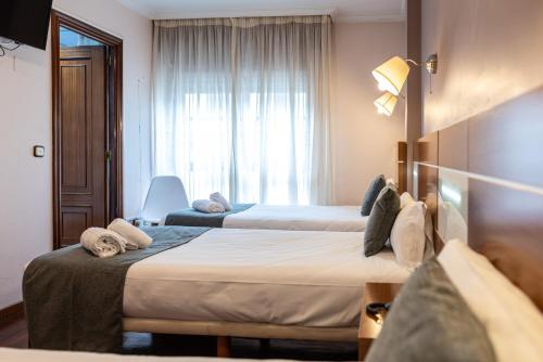 3 twin beds