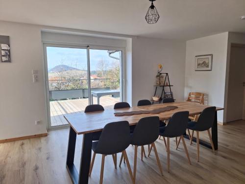 Gite authentique au coeur de Blavozy avec piscine privée, jacuzzi et terrain de pétanque (Gite authentique au coeur de Blavozy avec piscine privee, jacuzzi et terrain de petanque) in 布拉瓦濟