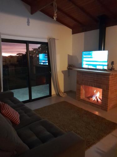Recanto dos Pinheiros linda vista para montanhas incrível pôr do sol – khách sạn tại Santa Clara