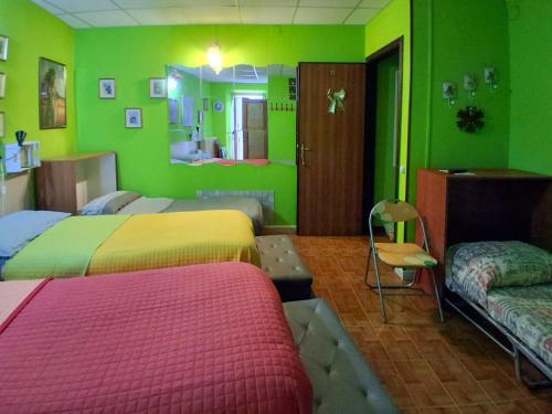 1 queen bed, 2 twin beds