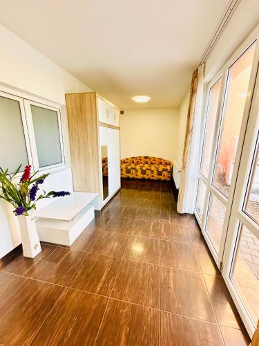 Villa Apartments with Free Parking Prague 5, Прага (фото 7)