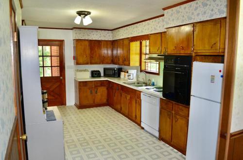 Country Home by Natchez Trace's State Forest in Wildersville 