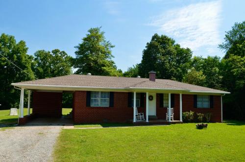 Country Home by Natchez Trace's State Forest in Wildersville 
