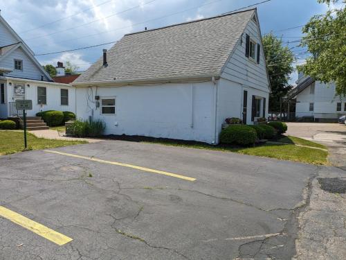 Cottage Near Presque Isle & Lake Erie Boat Parking in Erie, USA