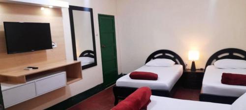 1 queen bed, 2 twin beds