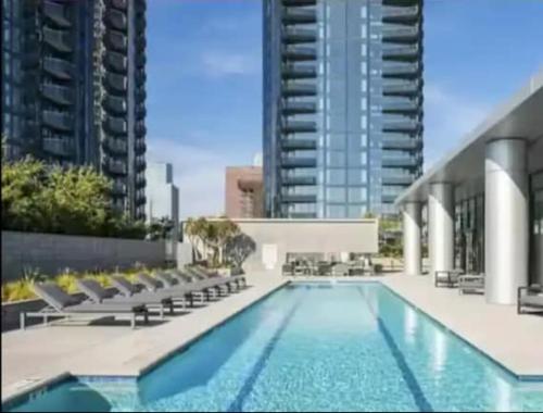 Chic 3-bed Apt with Pool & Hot Tub in Heart of DTLA, Los Angeles