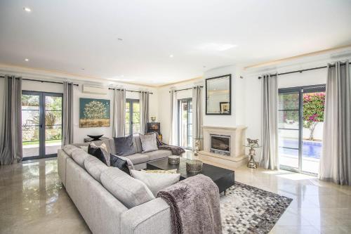 Shared lounge/TV area, Villa Esmeralda in Ferrarias