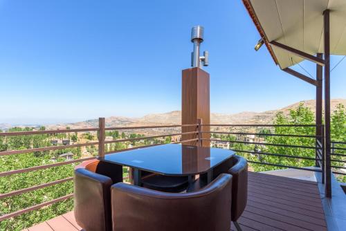 Vaade, Woodvale - Sleek 3-Bedroom Apt in kfardebian in Kfardebian