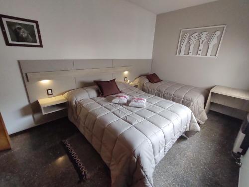 1 queen bed, 1 twin bed