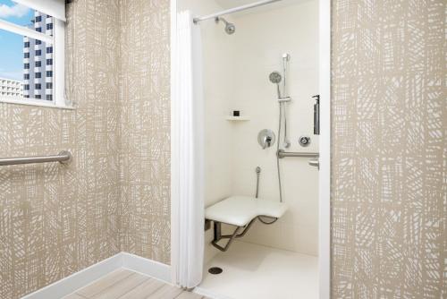 King Room with Roll-In Shower - Mobility Access image 4