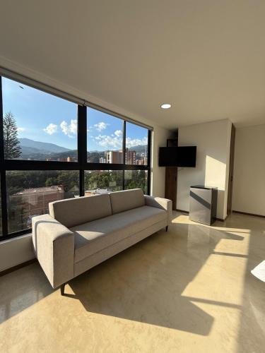 Laureles Suite 703 Faro 78 Queen bed con Aire