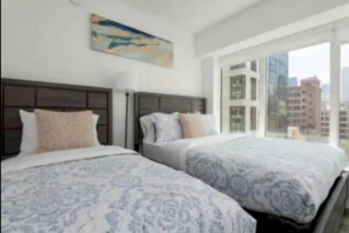 Stunning 3 Bedroom High-Rise with Pool, Spa, and Rooftop Views, Los Angeles (foto 4)