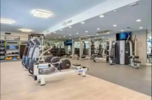 Stunning 3 Bedroom High-Rise with Pool, Spa, and Rooftop Views, Los Angeles (foto 9)