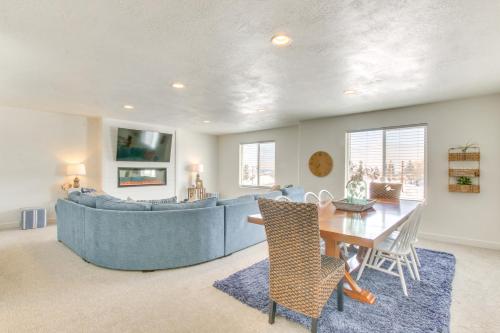 Walk to Marina and Lake Spacious Garden City Gem!