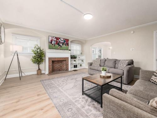Housepitality - The OSU Mansion- OSU Sleeps 20 in Columbus, USA