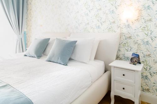 Double Room with Balcony image 7