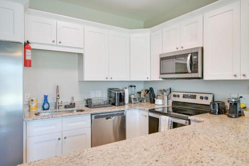 6 Mi to PNC Music Pavilion Concord Townhome in 康科德