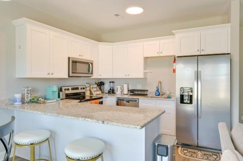 Stay and Play Spacious Concord Townhome Near Uptown in 康科德