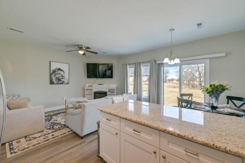 Stay and Play Spacious Concord Townhome Near Uptown in 康科德