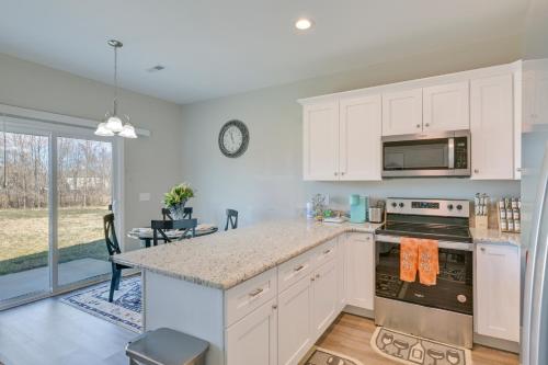 Stay and Play Spacious Concord Townhome Near Uptown in 康科德