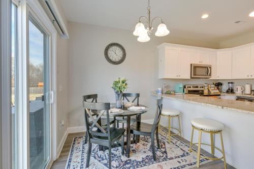 Stay and Play Spacious Concord Townhome Near Uptown in 康科德