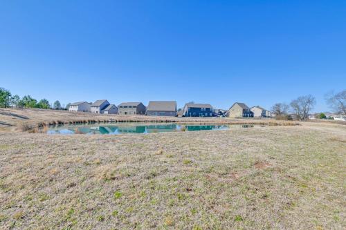 Stay and Play Spacious Concord Townhome Near Uptown in 康科德