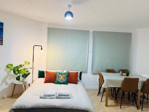 Cozy Central Apartment at Prime Location with Free Private Parking