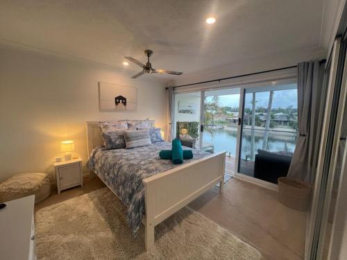 Waterfront 3 Bedroom House in Family Friendly Resort in Elanora